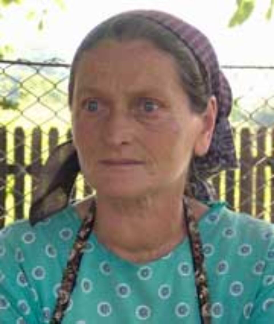 Aspazia Mihalescu, singura femeie gropar din România Aspazia Mihalescu, singura femeie gropar din România