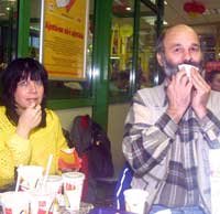 Pentru a salva onoarea McDonalds, o americană a slăbit 16 kilograme mîncînd doar produse de fast-food