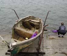 Polițiștii au ars peste 10 km de plasă „pescuită” din barajul de la Hînțești