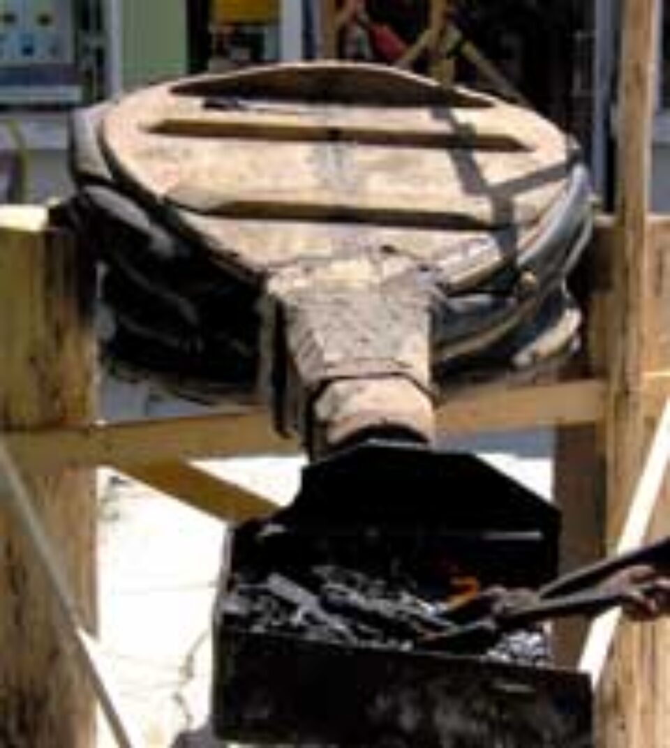 Foiul foloseşte la suflat aerul în cărbuni, ca să se încălzească fierul