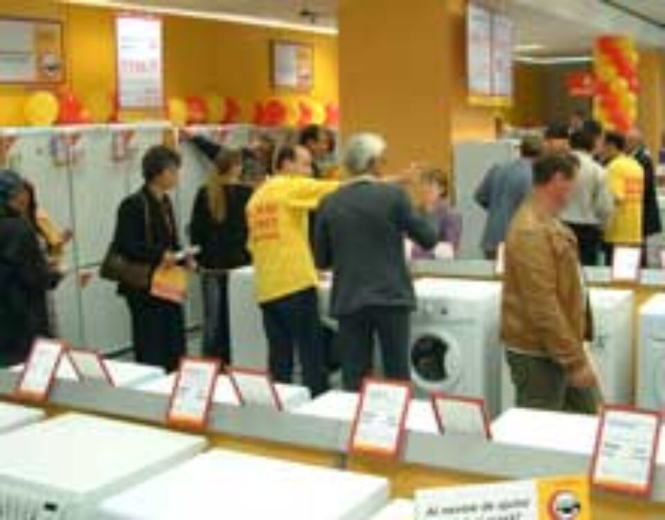 Sute de suceveni au luat ieri cu asalt noul magazin „Altex Megastore”, din cadrul Complexului Bucovina Sute de suceveni au luat ieri cu asalt noul magazin „Altex Megastore”, din cadrul Complexului Bucovina