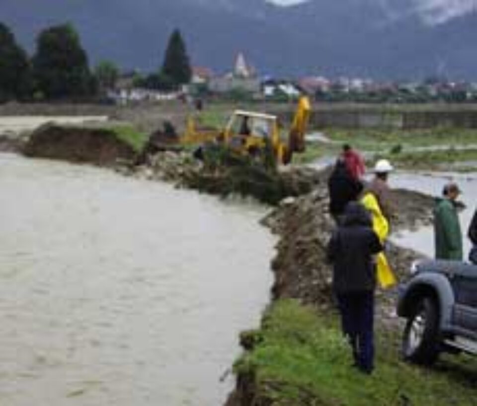 100 de case din Gura Humorului au fost inundate după ce o porțiune din digul de apărare a rîului Humor a cedat în fața torenților 100 de case din Gura Humorului au fost inundate după ce o porțiune din digul de apărare a rîului Humor a cedat în fața torenților