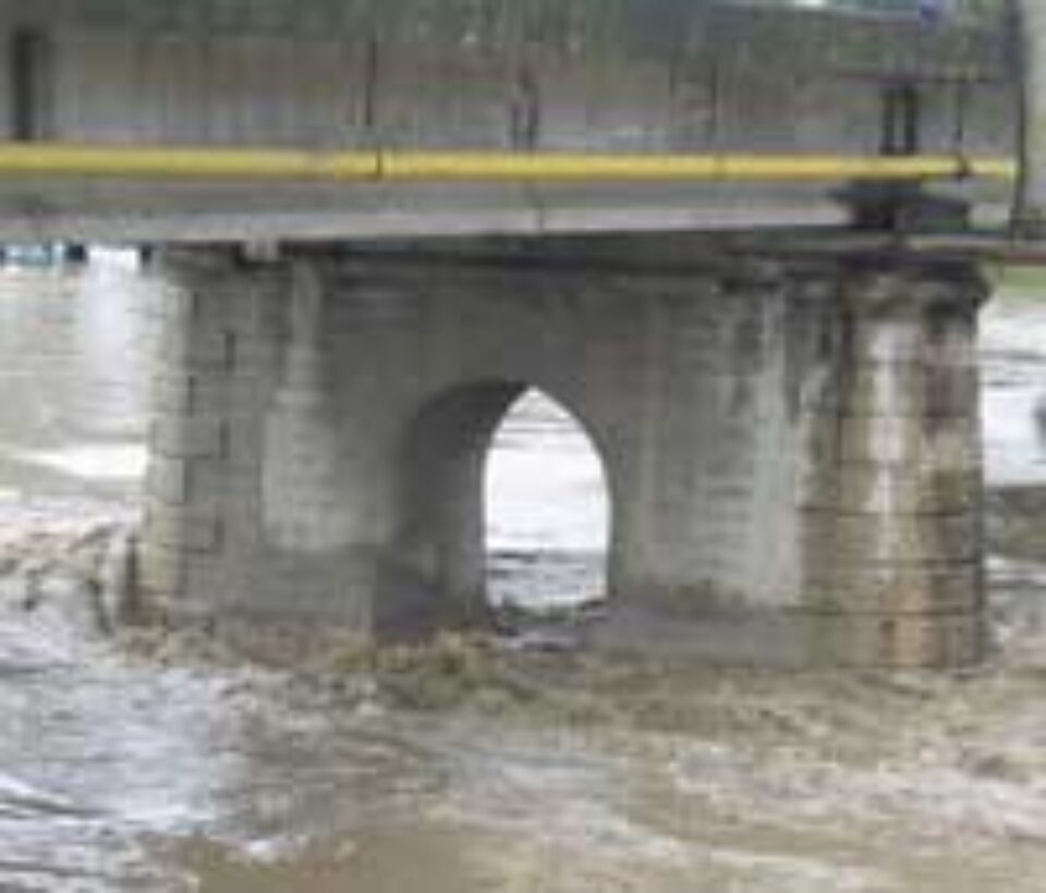 pilonul care ar putea ceda primul, fiind erodat pragul de fund