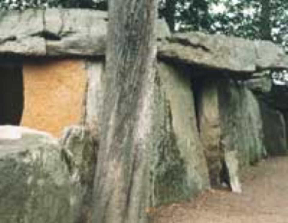 Dolmen vechi de cinci mii de ani, scos la vânzare pe Internet