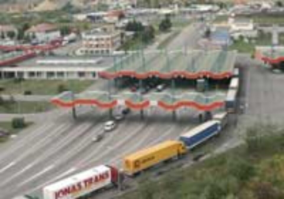 Un autocar al unei firme sucevene plin cu turiști pentru Italia a fost întors de la Vama Borș Un autocar al unei firme sucevene plin cu turiști pentru Italia a fost întors de la Vama Borș