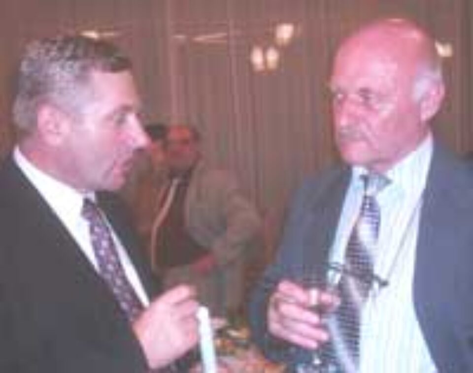 Preşedintele UUR-Ţinutul Bucovina, prof. Ioan Bodnar, a primit strîngerea de mînă şi felicitările preşedintelui UDUR, Dumitru Morhan Preşedintele UUR-Ţinutul Bucovina, prof. Ioan Bodnar, a primit strîngerea de mînă şi felicitările preşedintelui UDUR, Dumitru Morhan