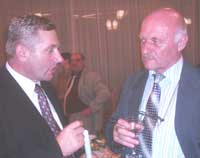 Preşedintele UUR-Ţinutul Bucovina, prof. Ioan Bodnar, a primit strîngerea de mînă şi felicitările preşedintelui UDUR, Dumitru Morhan