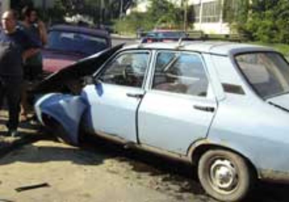 Jeep răsturnat de o Dacie