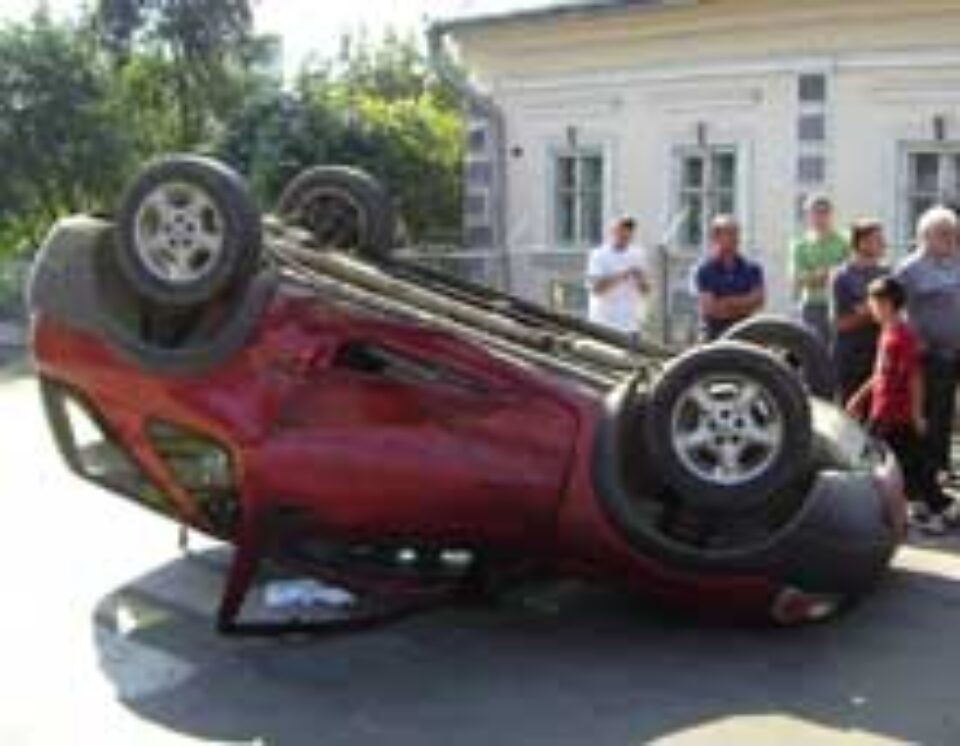 Jeep răsturnat de o Dacie