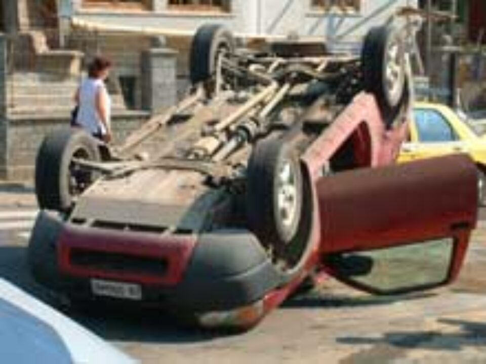 Jeep răsturnat de o Dacie