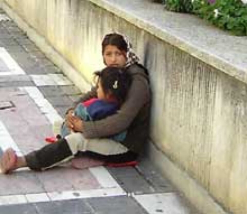 Copii de țîță, folosiți fără jenă la cerșetorie Copii de țîță, folosiți fără jenă la cerșetorie