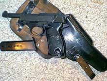 Un bătrîn și-a împușcat nepoata cu trei focuri de armă