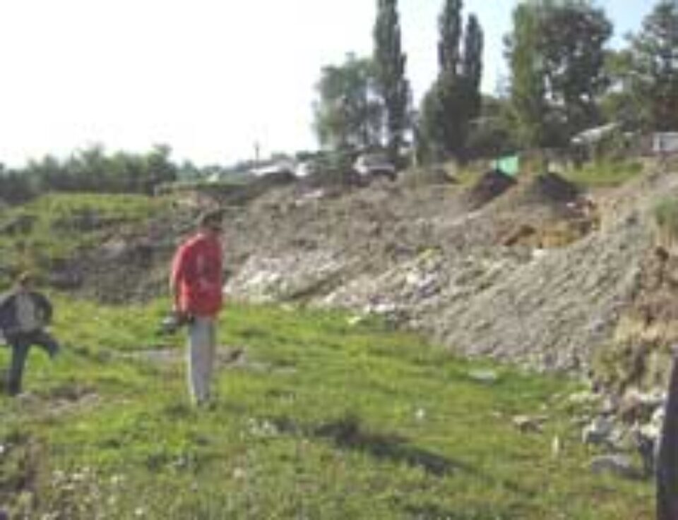 Aproape 30 de case din Șcheia riscă să se surpe din cauza alunecărilor de teren