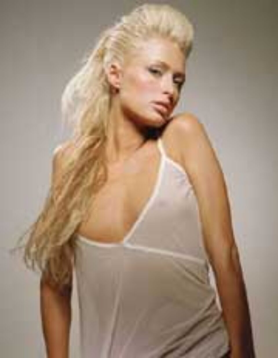 Paris Hilton crede că nu are sex-appeal Paris Hilton crede că nu are sex-appeal