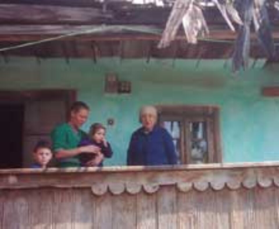 O fetiță de patru ani din Paltinu necesită urgent o operație la ochi