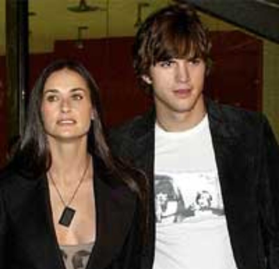 Ashton Kutcher se poartă ca un tată cu copiii lui Demi Moore