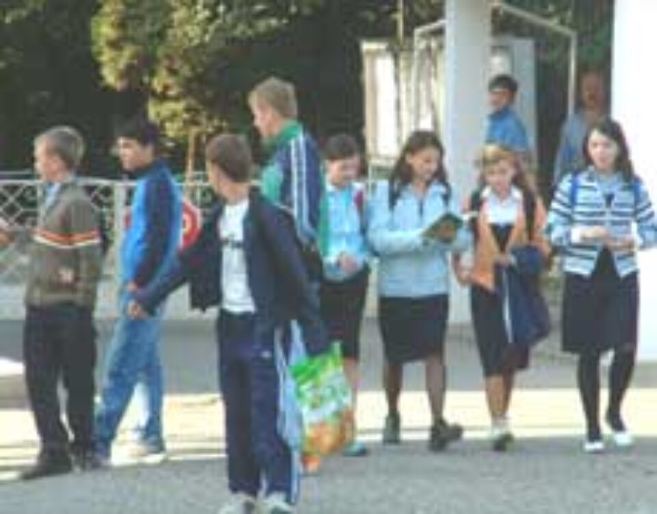 Ținute „trendy”, țigara în colțul gurii și celularul la ureche, imaginea liceanului la început de an școlar