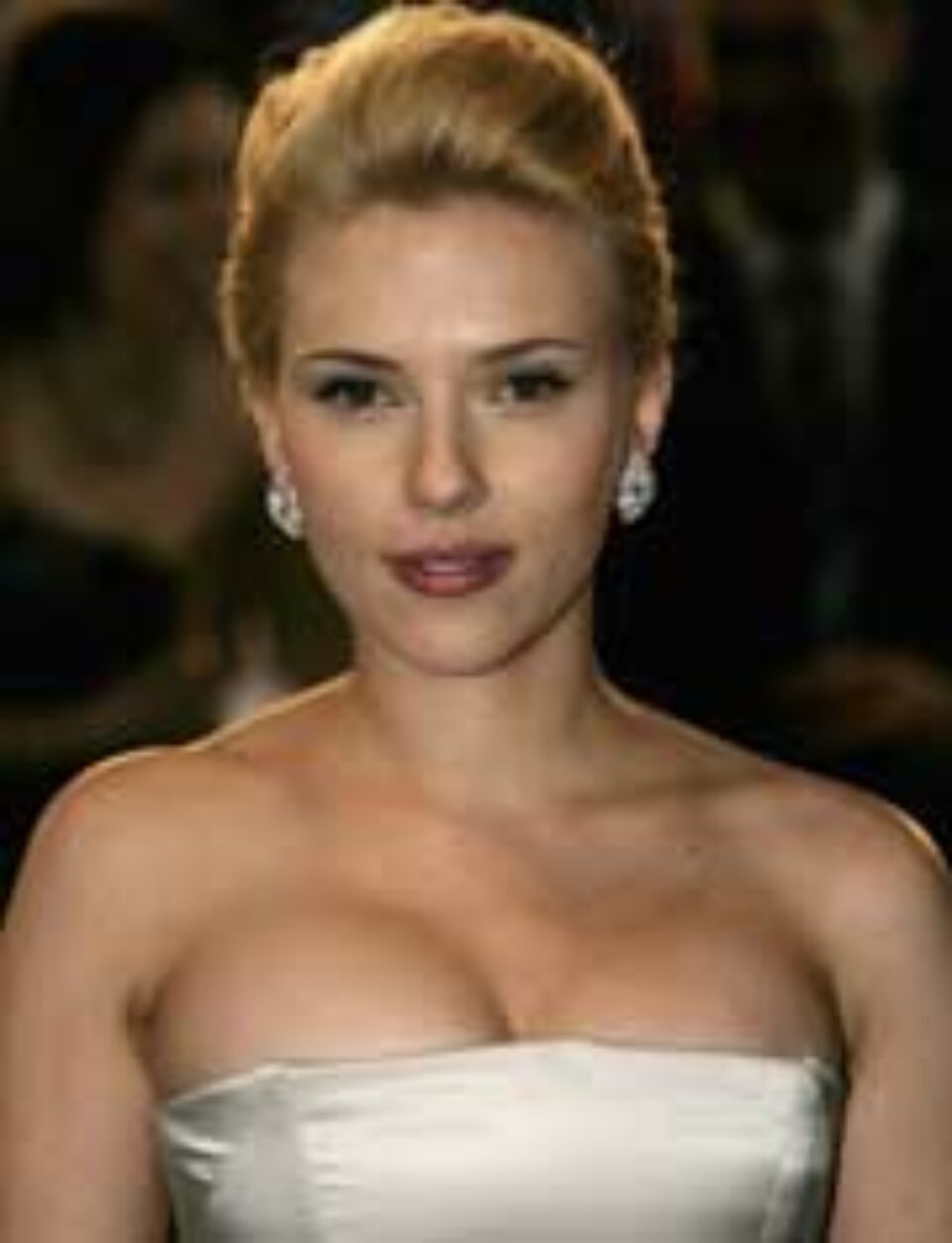 Scarlett Johansson are o problemă cu siluetele de la Hollywood Scarlett Johansson are o problemă cu siluetele de la Hollywood