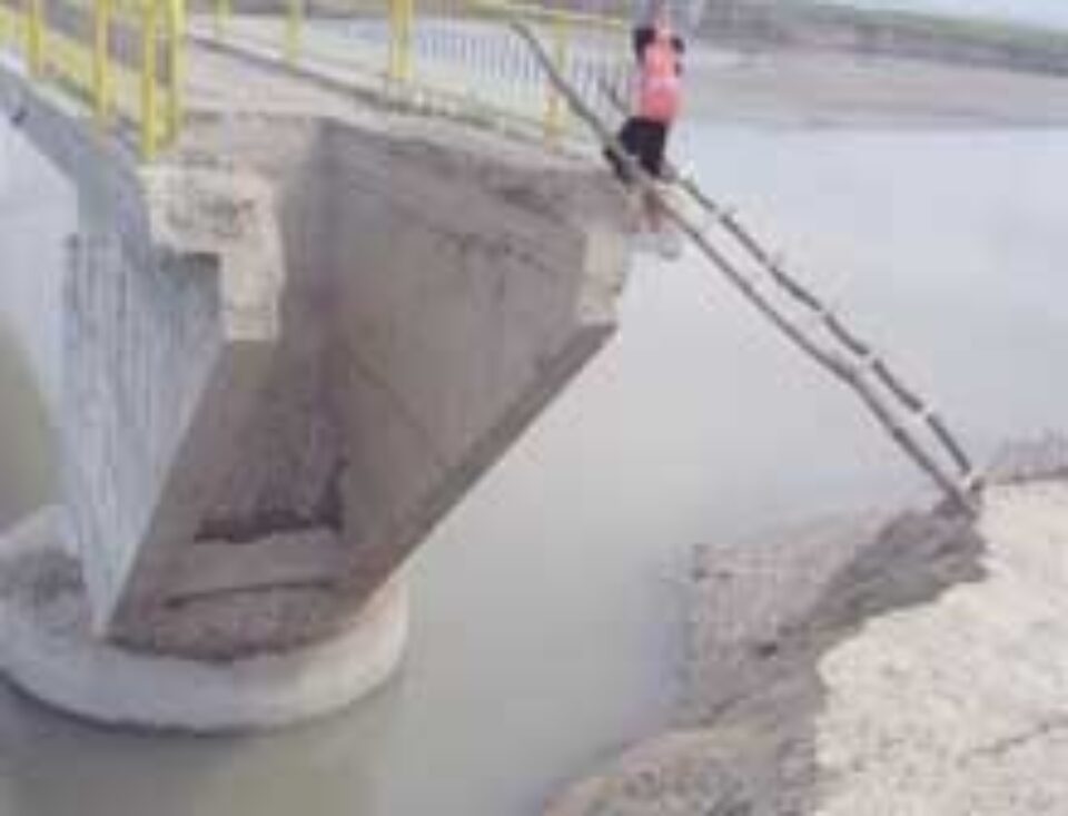 Un pod dat în folosință anul trecut s-a surpat din cauza inundațiilor