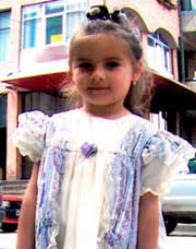 Dreptul la viață al unei fetițe depinde de 2000 de euro