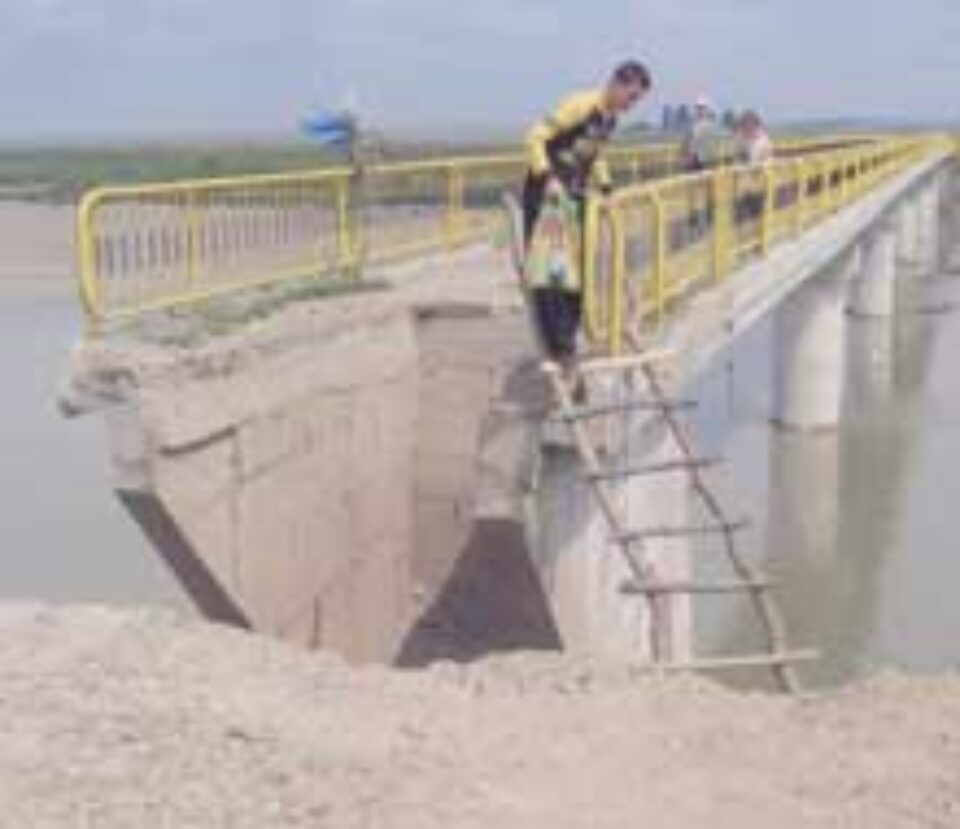 Un pod dat în folosință anul trecut s-a surpat din cauza inundațiilor