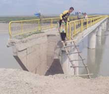 Un pod dat în folosință anul trecut s-a surpat din cauza inundațiilor