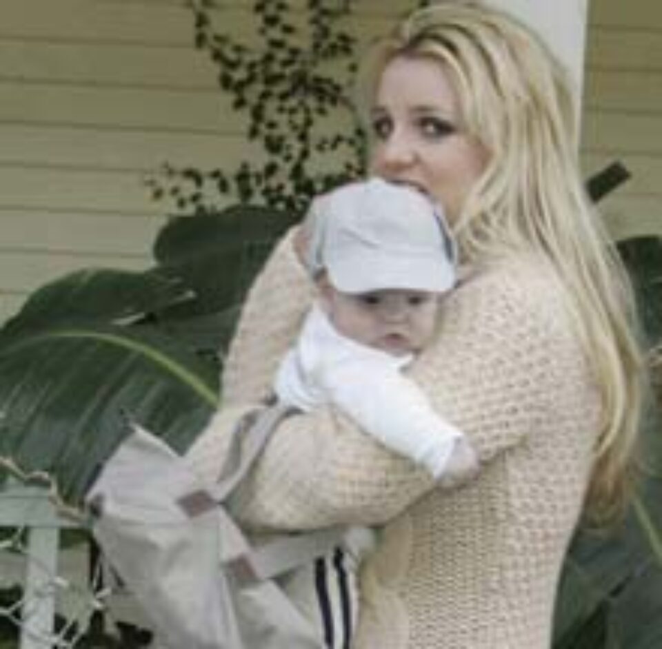 Britney Spears s-a îngrășat peste 20 de kilograme Britney Spears s-a îngrășat peste 20 de kilograme