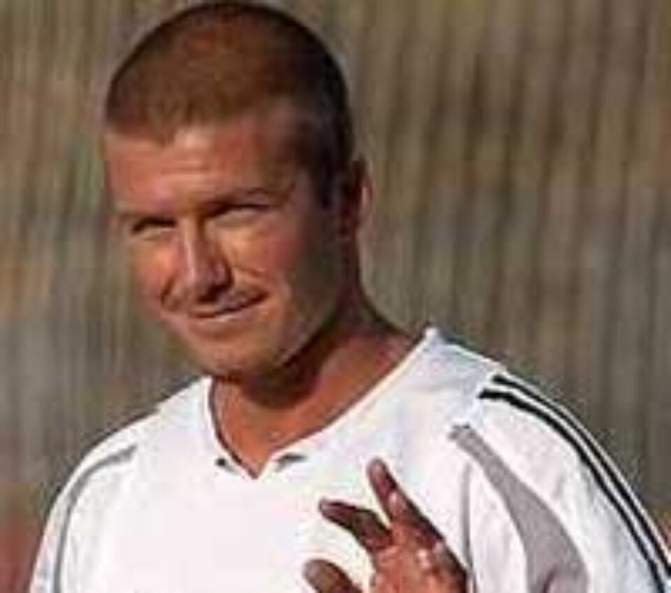 Beckham a pălmuit un fotbalist de la Espanol Barcelona Beckham a pălmuit un fotbalist de la Espanol Barcelona