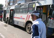 Un troleibuz plin cu călători a luat foc în stația Orizont