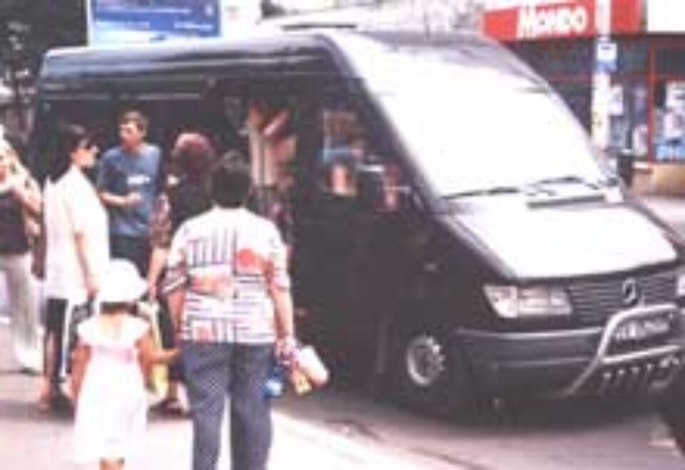 Microbuzele de maxi-taxi circulă ilegal prin Suceava de patru luni Microbuzele de maxi-taxi circulă ilegal prin Suceava de patru luni