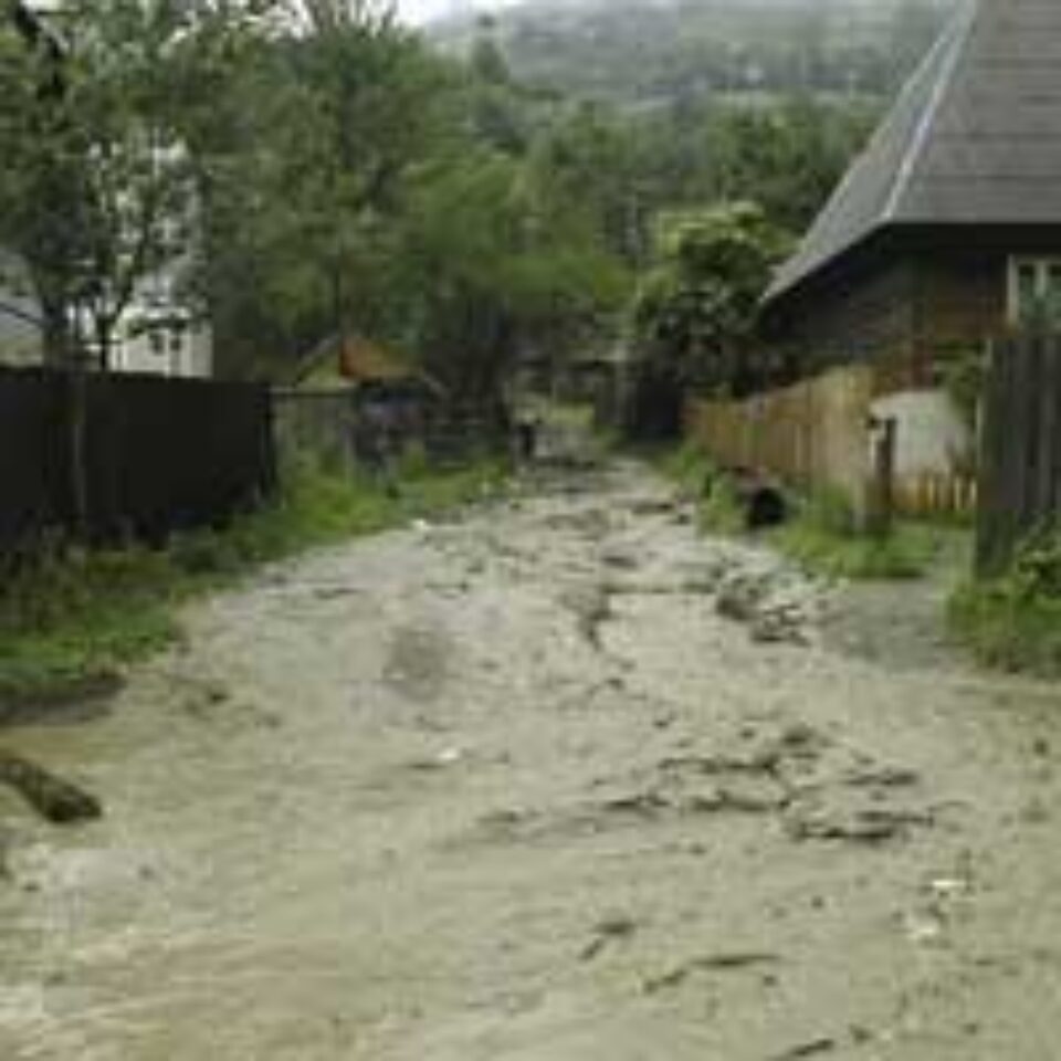 Drumul European 85 și alte șosele, blocate din cauza apei, în Ialomița