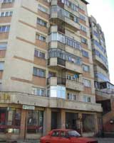 Scandal între locatarii unui bloc turn din Burdujeni din cauza mirosului insuportabil de gunoi