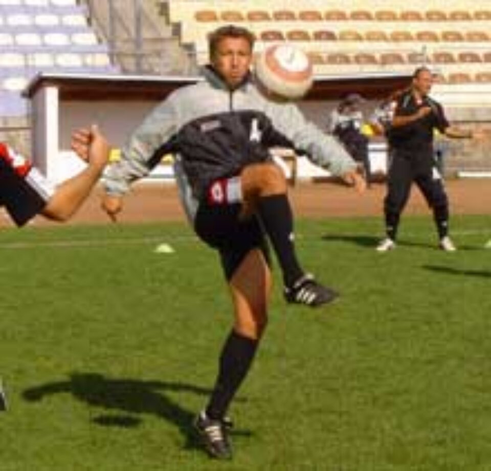 Dan Petrescu s-a antrenat cot la cot cu elevii săi pe Areni Dan Petrescu s-a antrenat cot la cot cu elevii săi pe Areni