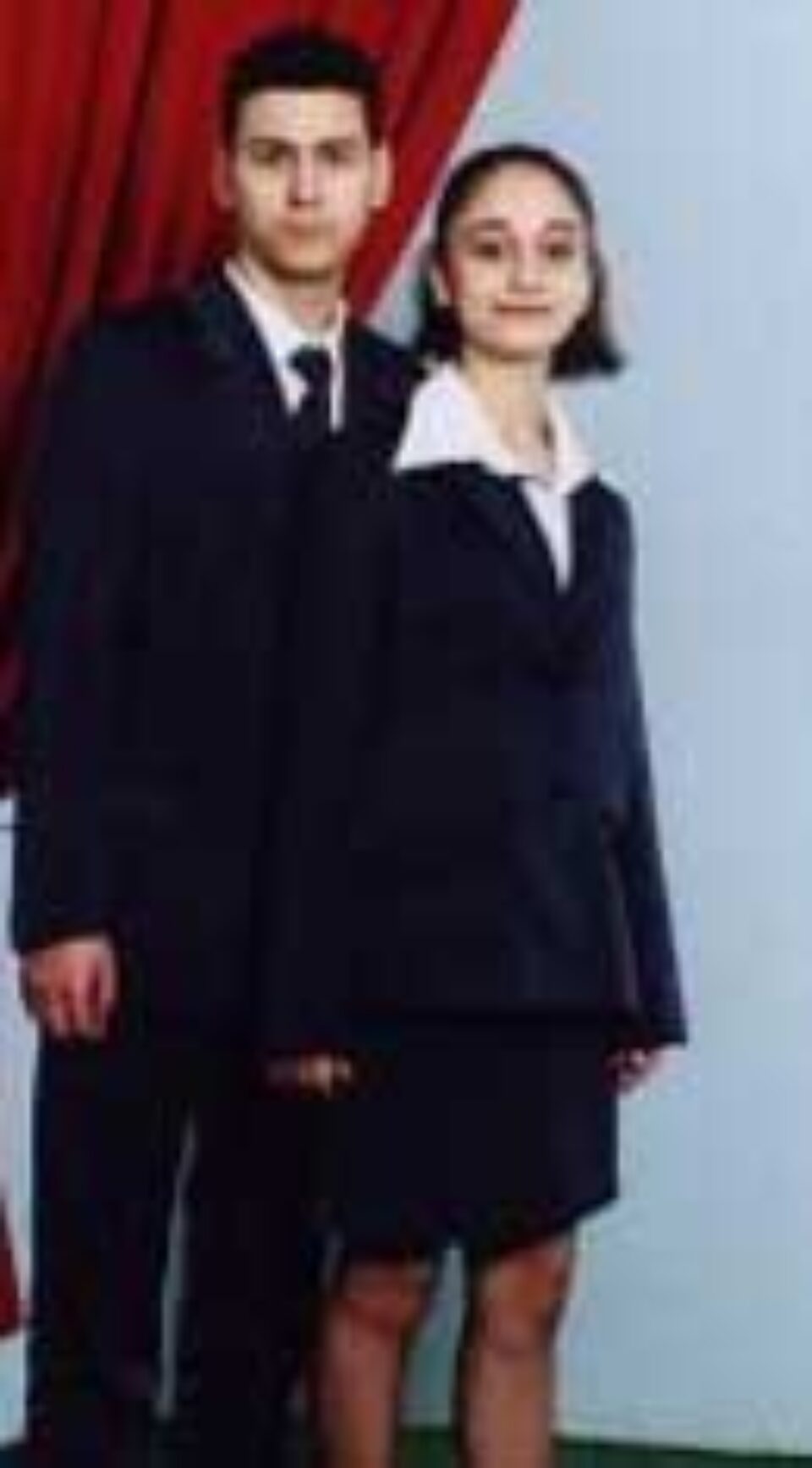 Noul regulament școlar readuce în școli sarafanul și codițele împletite Noul regulament școlar readuce în școli sarafanul și codițele împletite