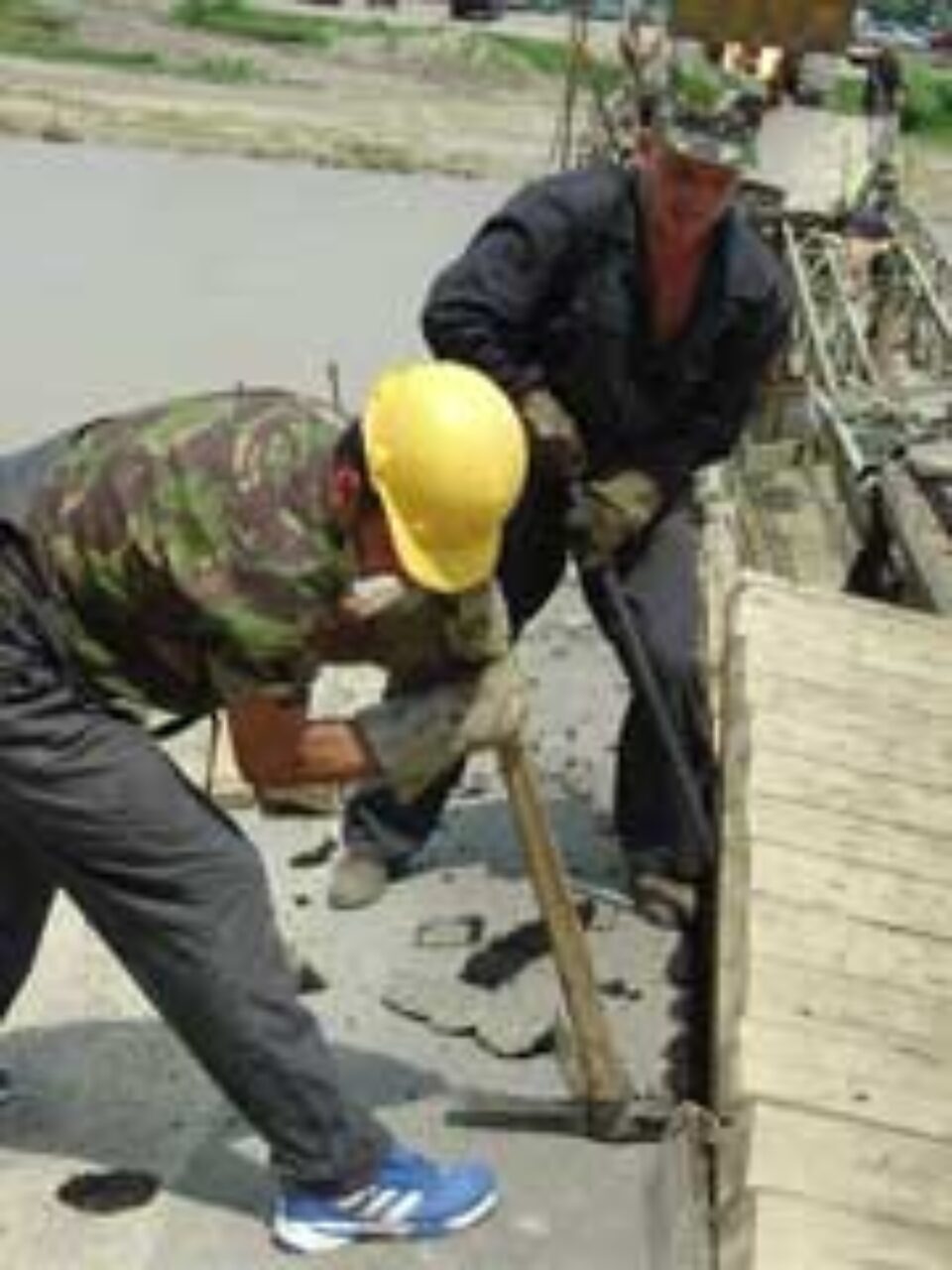 Circulația pe podul principal din Mărăcineni ar putea fi reluată mai devreme