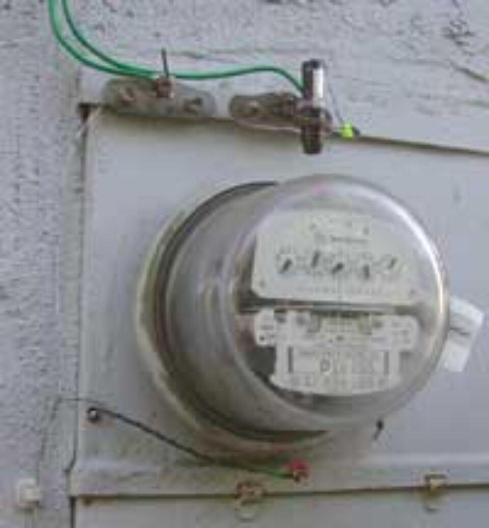 Tarifele la electricitate vor crește anul viitor în limita inflației din 2005