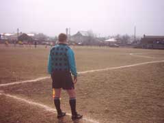 Arbitru cotonogit de portarul echipei oaspete