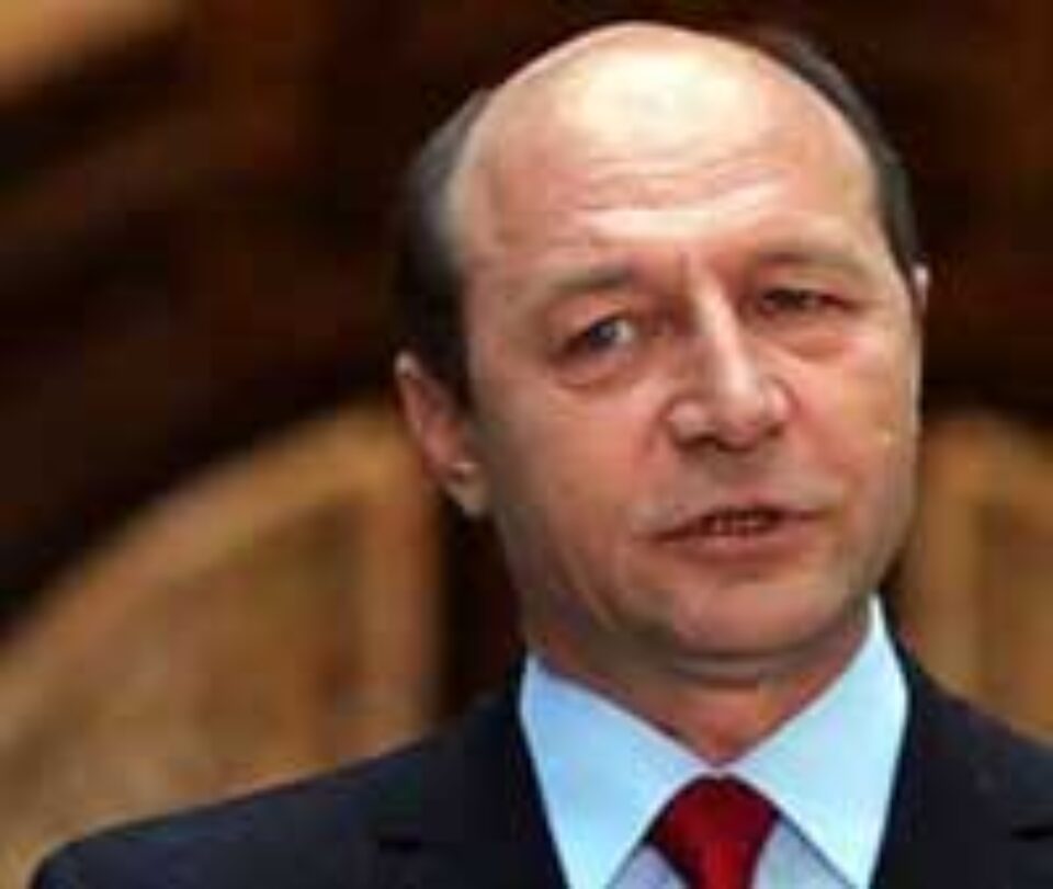 Băsescu sprijină "campania brățărilor" inițiată de TVR. Băsescu sprijină "campania brățărilor" inițiată de TVR.