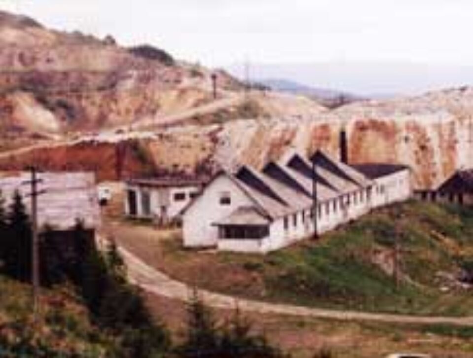 Lucrările de închirere a galeriilor de la fosta exploatare de sulf din Călimani au fost finalizate Lucrările de închirere a galeriilor de la fosta exploatare de sulf din Călimani au fost finalizate