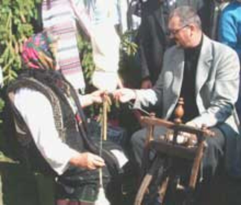 Orest Onofrei dă probă de lucru la maşina de tors veche de 300 de ani