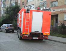 Două autospeciale de pompieri pentru stingerea unei tigăi cu cartofi prăjiți în flăcări