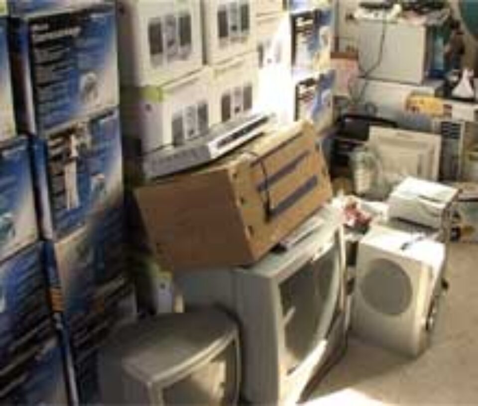 Zeci de colete nevămuite introduse ilegal în țară de un șofer sucevean Zeci de colete nevămuite introduse ilegal în țară de un șofer sucevean