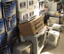 Zeci de colete nevămuite introduse ilegal în țară de un șofer sucevean