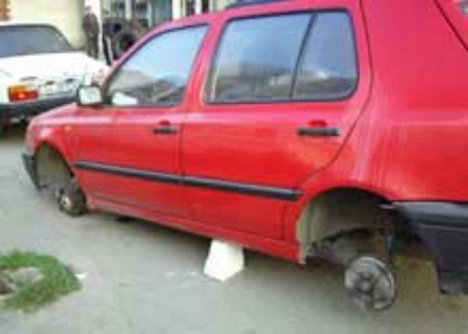 Hoții au furat toate cele patru roți de la o mașină parcată în Burdujeni Hoții au furat toate cele patru roți de la o mașină parcată în Burdujeni