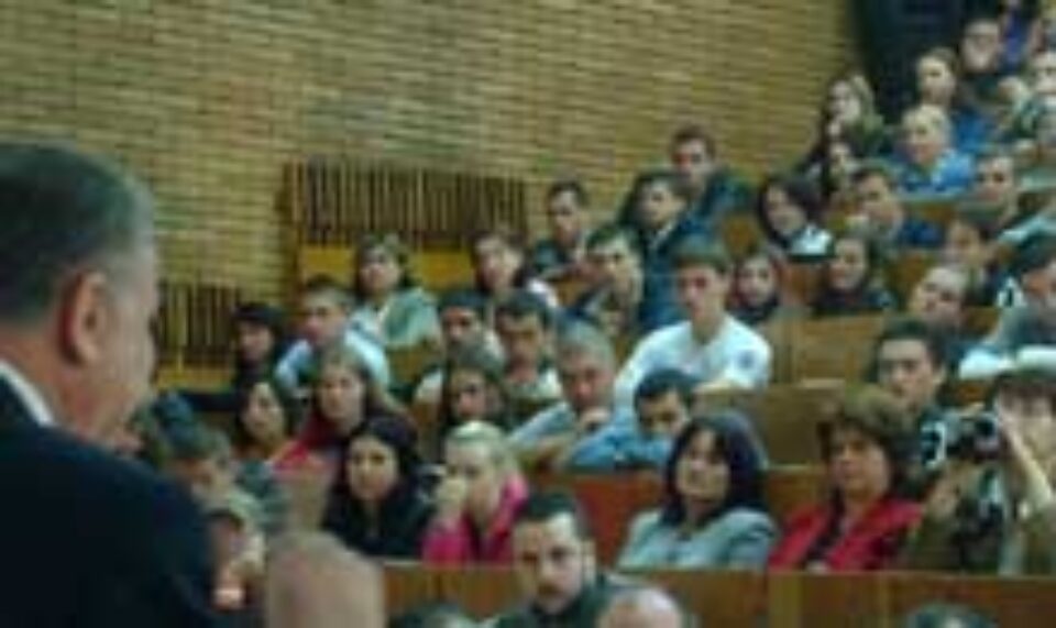 Plictiseală de zile mari la întîlnirea lui Ion Iliescu cu studenții suceveni