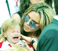 Victoria și David Beckham și-au dus fiul în Marea Britanie