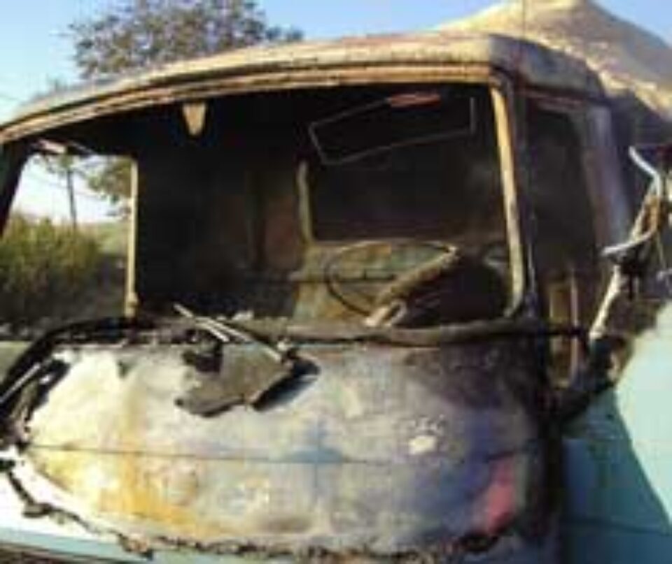 O dubă plină cu rumeguș a fost cuprinsă de flăcări