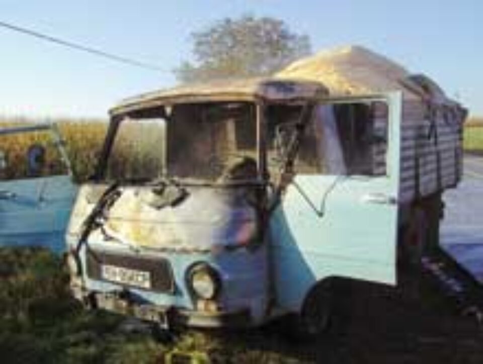 O dubă plină cu rumeguș a fost cuprinsă de flăcări