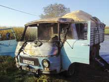 O dubă plină cu rumeguș a fost cuprinsă de flăcări