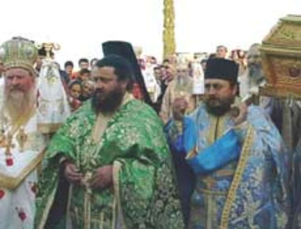 Sfințirea a două icoane a adunat mii de credicioși la Mănăstirea de stil vechi Sfîntul Mare Mucenic Mina